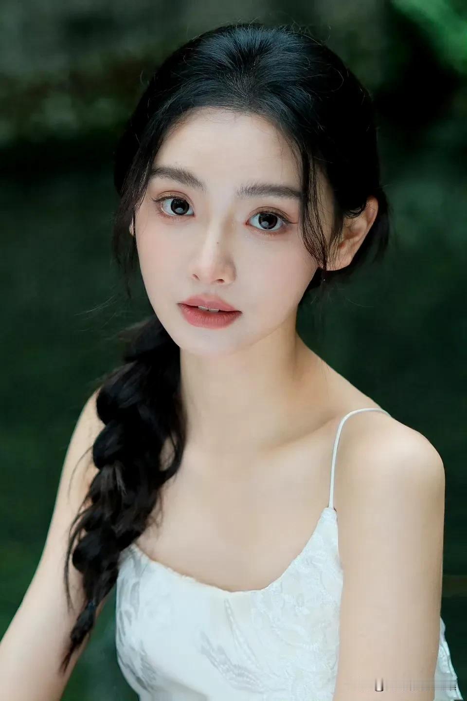 女生想穿搭吸引男生，门道还不少。色彩上，红色激情魅力，像一团火瞬间抓住目光；黑色