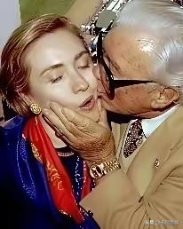 这老爷子究竟有多老？看看他这只老手，麻麻咧咧，全是褶子，就已经能够明显感受到他的