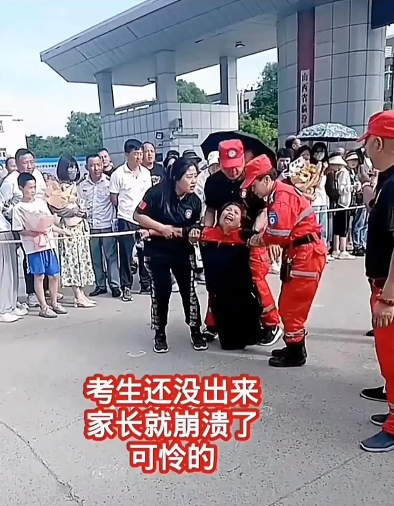 段家长陪考的视频在网上引起了热议。有人感叹做家长不易，有人却质疑家长这样的表现是