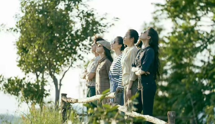 刘亦菲身材总有人说不好，可是合影她却没输过​​​