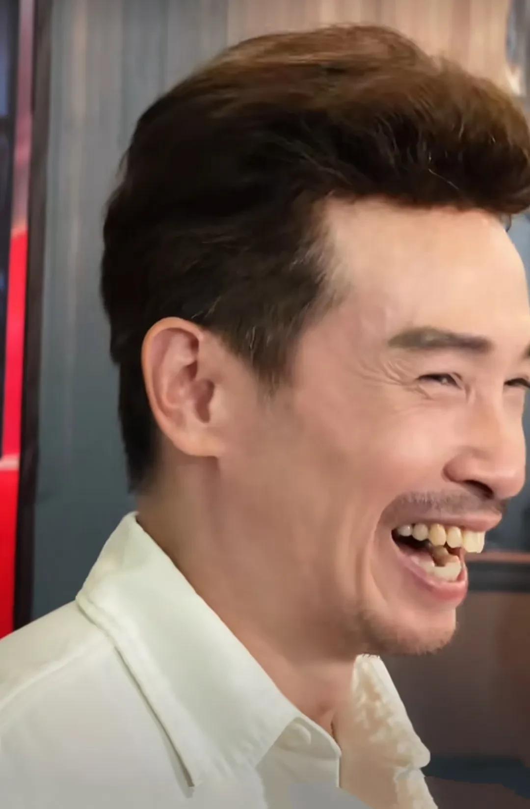 陈国豪虽然不是帅哥，但是却别有一番韵味，五官都很普通，而且牙齿有忒大，还有点龅牙