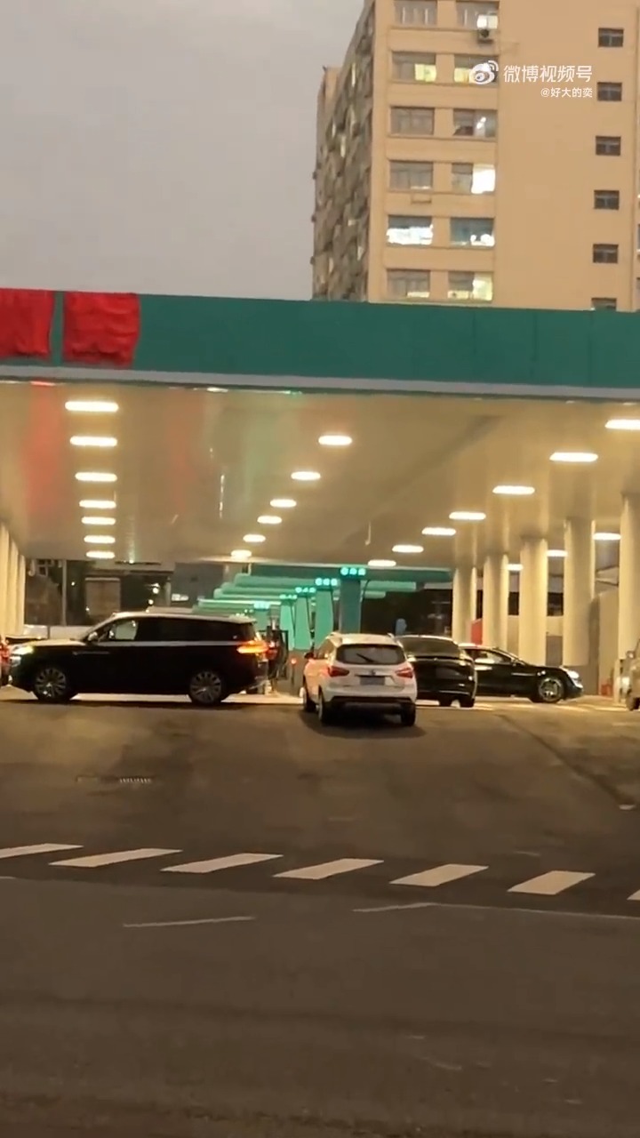 比亚迪近期举办了新一代兆瓦闪充站点的压力测试，众多支持兆瓦闪充车型集中亮相，最为