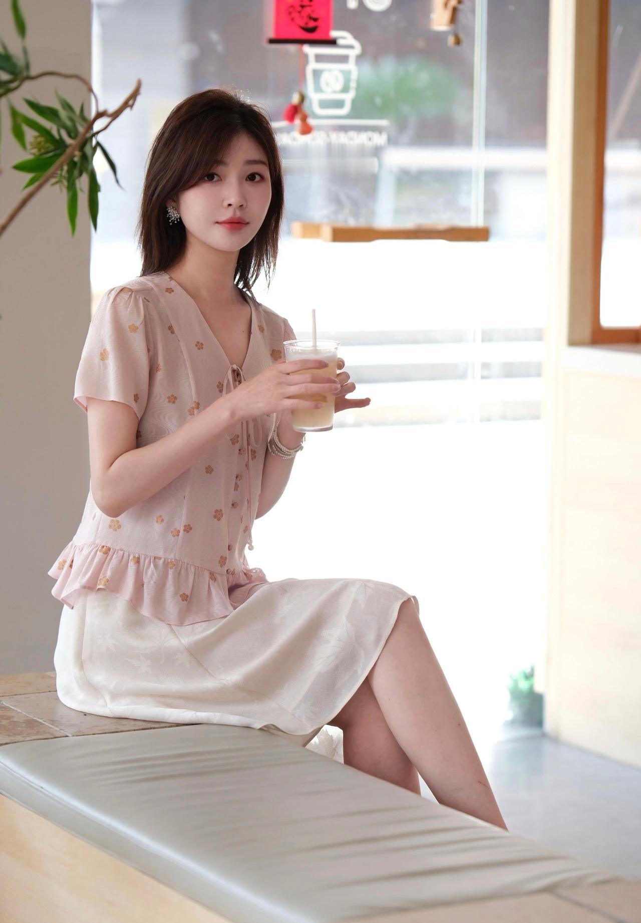 随拍[比心][吐舌头眯眼睛笑]美女究竟能有多美生活随拍自拍随心的随拍无闲着随拍
