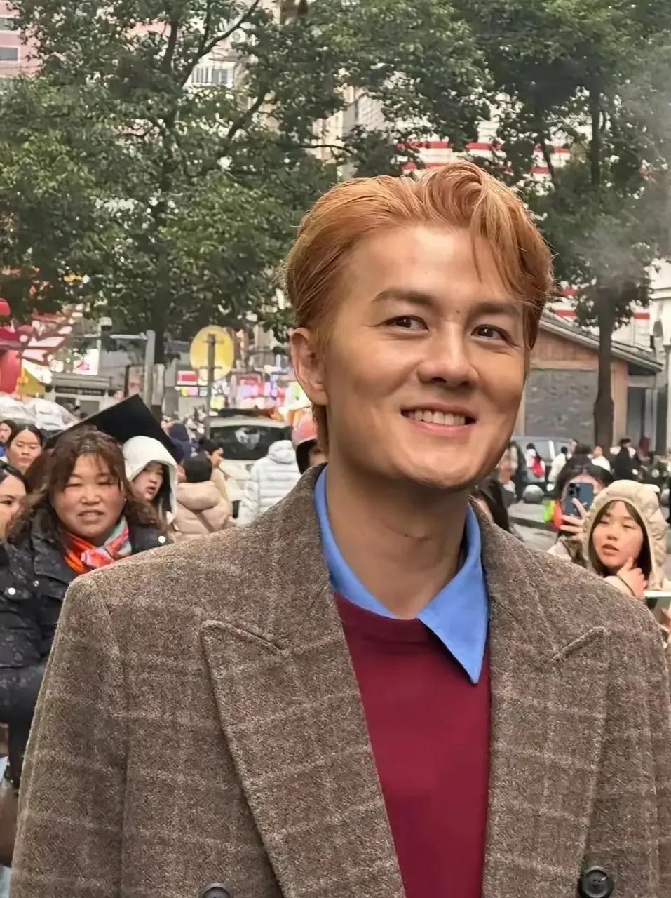 这位曾经的乐坛才子，如今最常出现的地方竟是清晨5点的菜市场和街头小摊，他帮贵阳菜