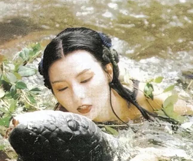 古时，一男子和小姨子在地里干活，小姨子突然拉住他的衣服惊恐道：“姐夫，这有个老鼠