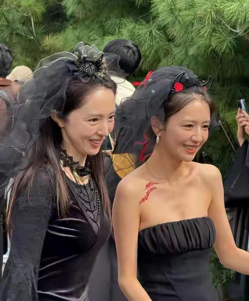 佟丽娅长了一张不老相的脸，这么些年来她的容颜没有什么变化的，一直精致幼态。