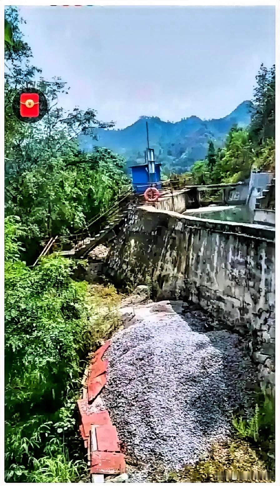 8户人家2004年凑了120万，在村后山沟修了个小水电站，2006年并网卖电，一