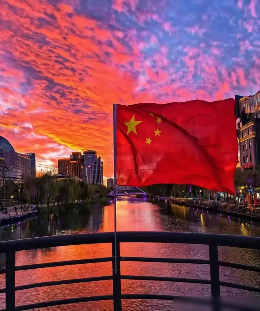 我发现，退休金只有2000多的老人，国庆节都是这么过的。老周每月领2180元