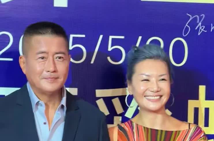 高曙光与小13岁妻子王玲携手走澳门红毯，展现恩爱夫妻形象，讲述两人十年恩爱故事及