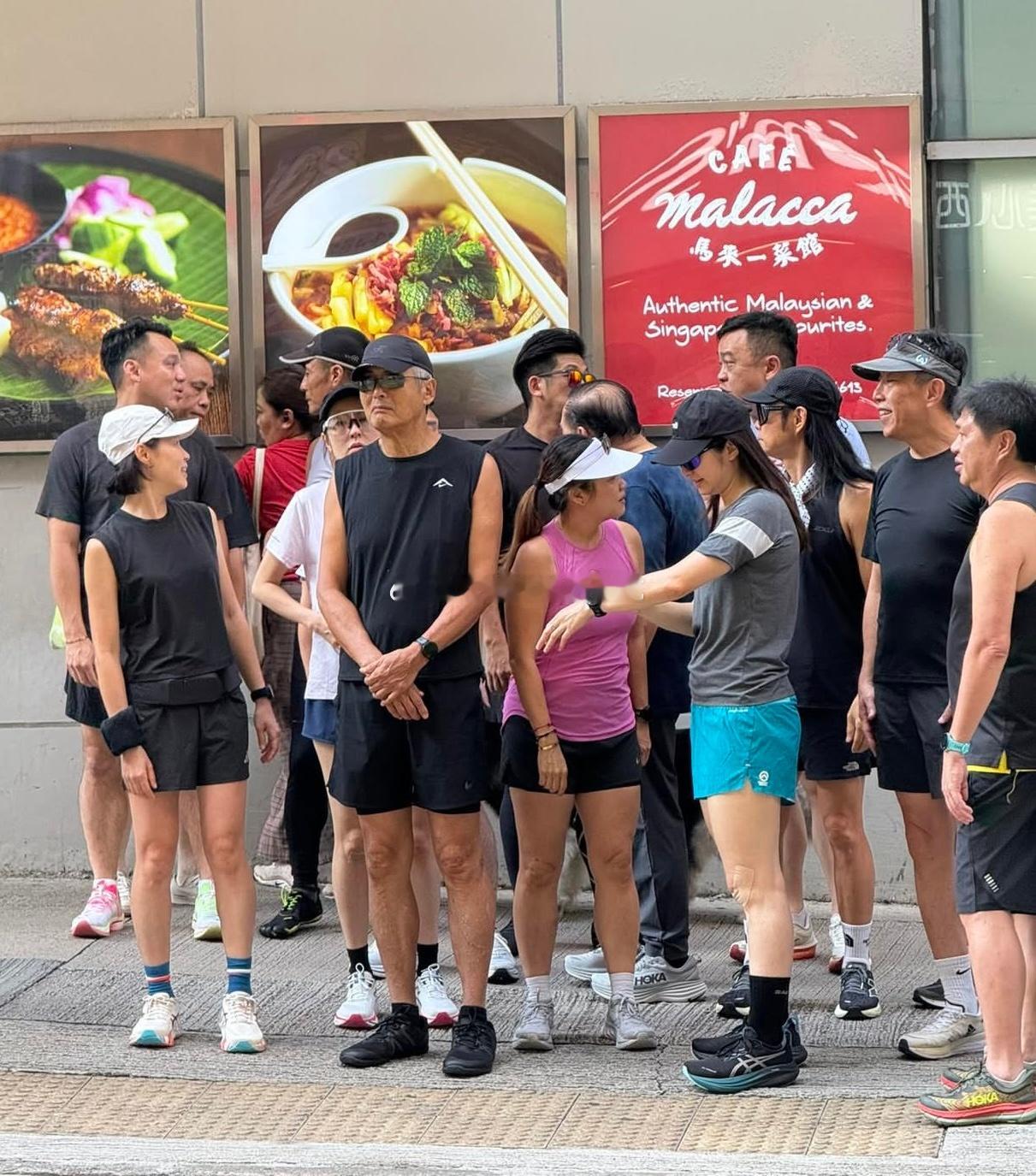 周润发在香港组队跑步，里面有唐诗咏、郑则仕、蔡一智、彭羚。​​​