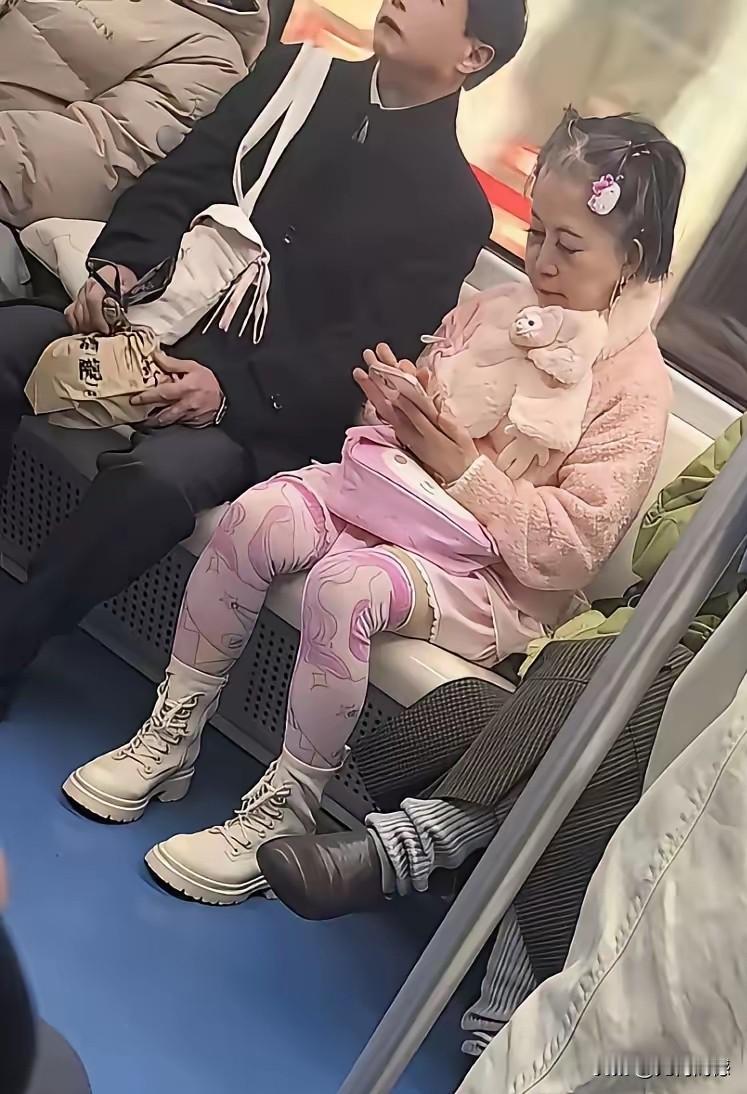 这个女子打扮的很有意思，乍一看，还以为是一个小女孩呢，仔细看之后才发现，原来岁数