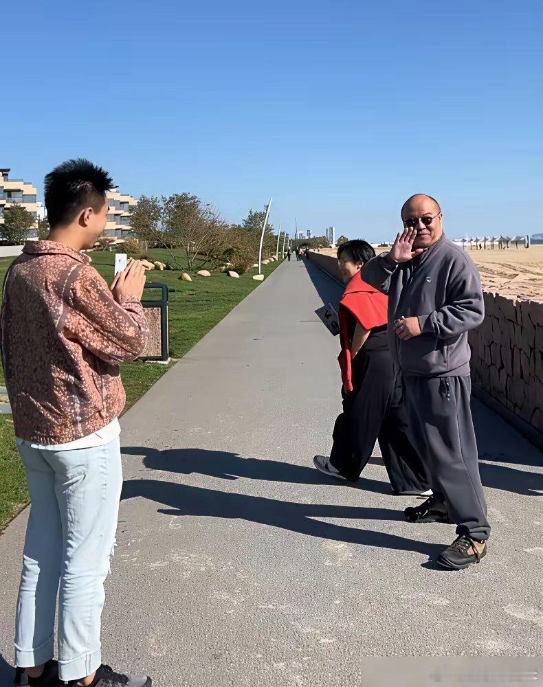 57岁的窦唯，骑着电驴在阿那亚菜市场跟人砍价。你没看错，就是那个当年烧了记者汽车