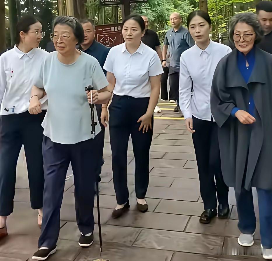 2026年中秋前夕，贺龙元帅的两个女儿贺晓明、贺黎明，来到湖南张家界天子山贺龙公