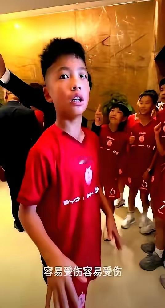 12岁的中国足球小将孟新艺，在央视直播的颁奖礼上，直接拒绝了主持人让他现场来个空