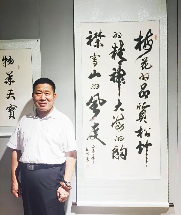 看到网友分享的一张照片是演员杜旭东老师和他的书法作品看到这么好看的书法作品