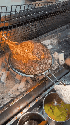 餐饮行业是真“卷”，还能想到这样的方式来烧菜，这是炒菜还是烧烤呢？