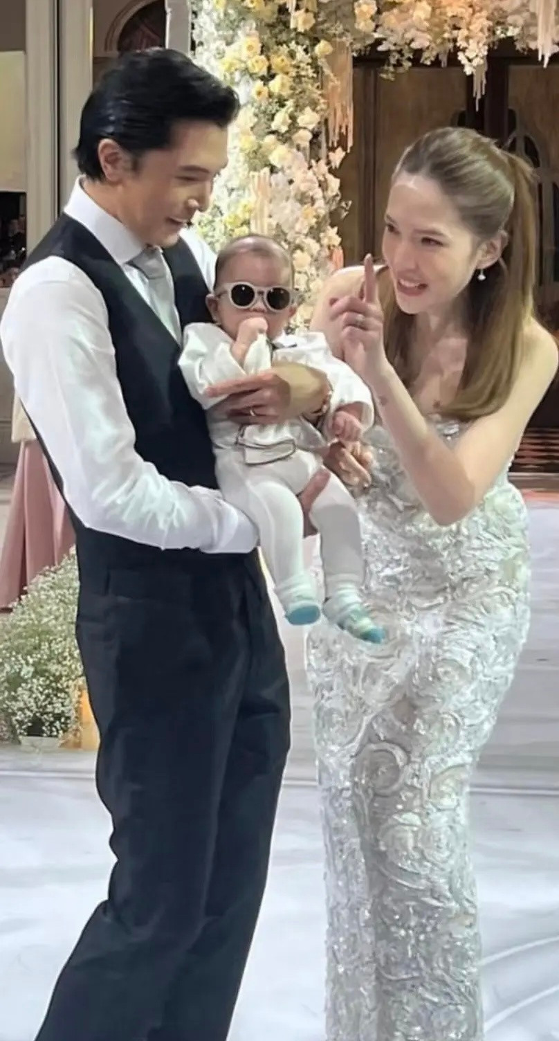 邱泽许玮甯儿子照片，才几个月就能看出还蛮有星相的，小小的但是也酷酷的