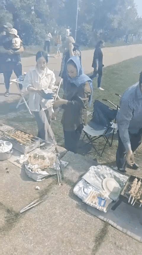 德国的许多地方彻底变成了中东移民的专属活动地方，甚至做买卖的“烧烤市场”。据有的