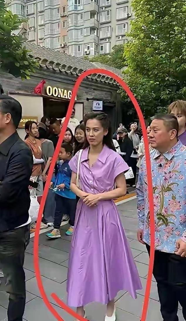 天呐，路人镜头里的这位明星，黄圣依和电视上比简直像两个人，差距也太大了，完全让人