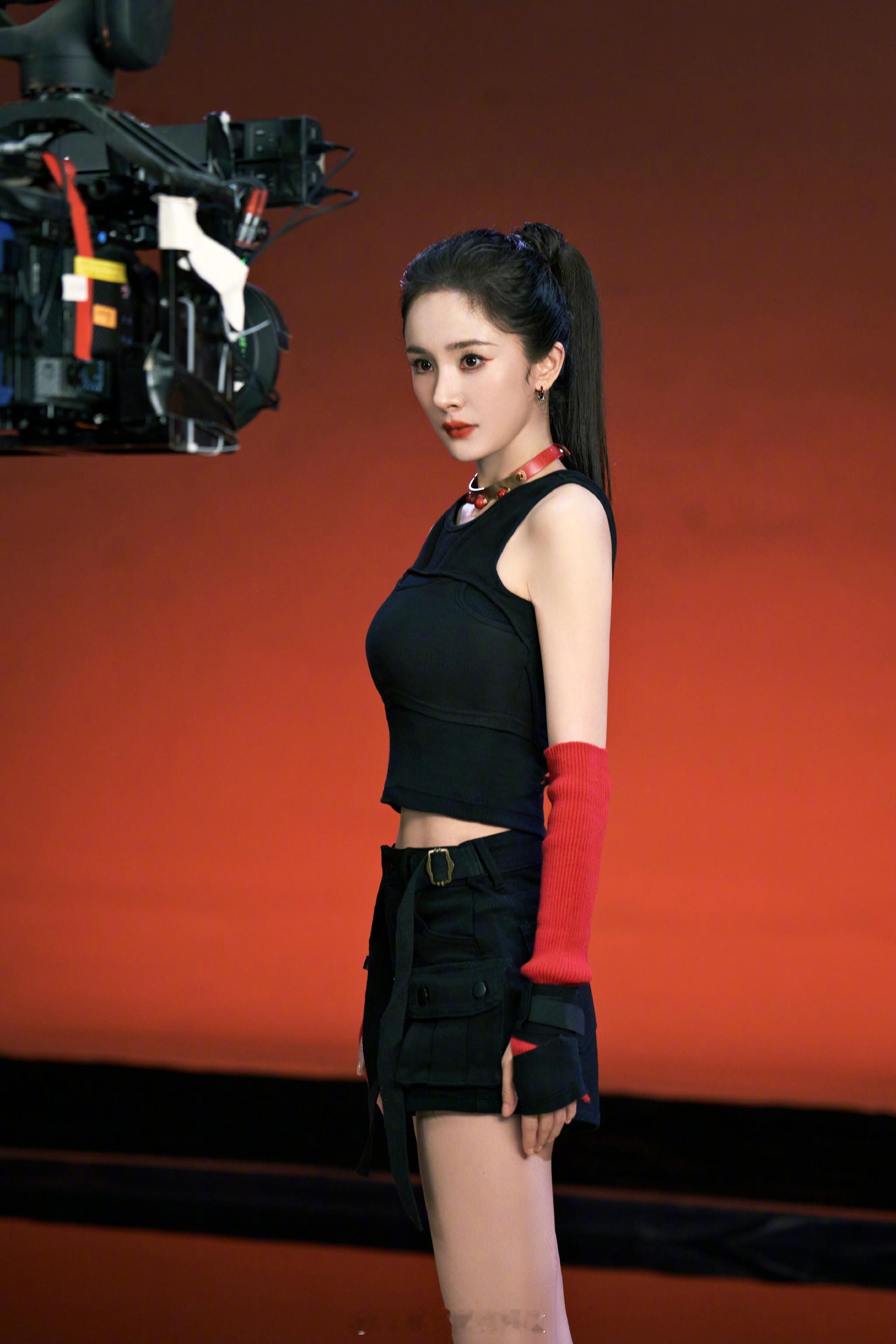 杨幂全新代言造型好酷好美