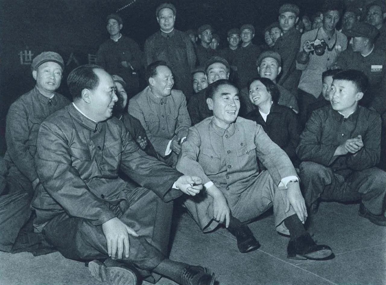 1966年国庆之夜，天安门广场上的一幕历史画面，永远定格了人民领袖与群众水乳交融
