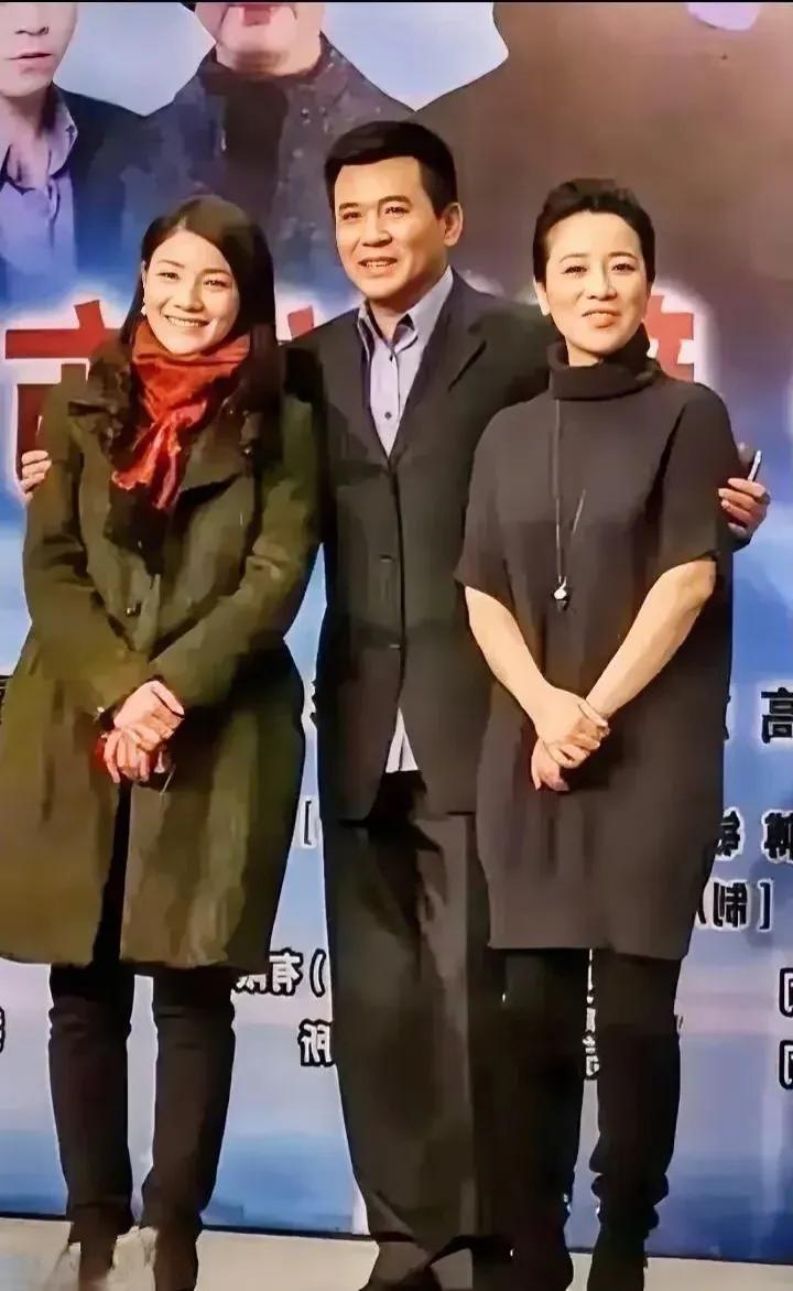 孙淳和陈小艺、胡可共同出演了电视剧《糟糠之妻》，孙淳和陈小艺扮演夫妻，胡可扮演第