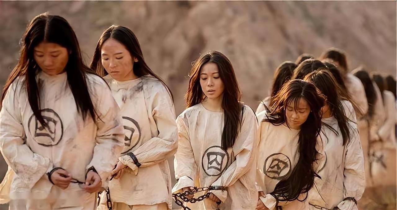 雍正五年隆科多获罪，他40岁的爱妾李氏被发配，50岁的宁古塔将军见她貌美，深夜闯