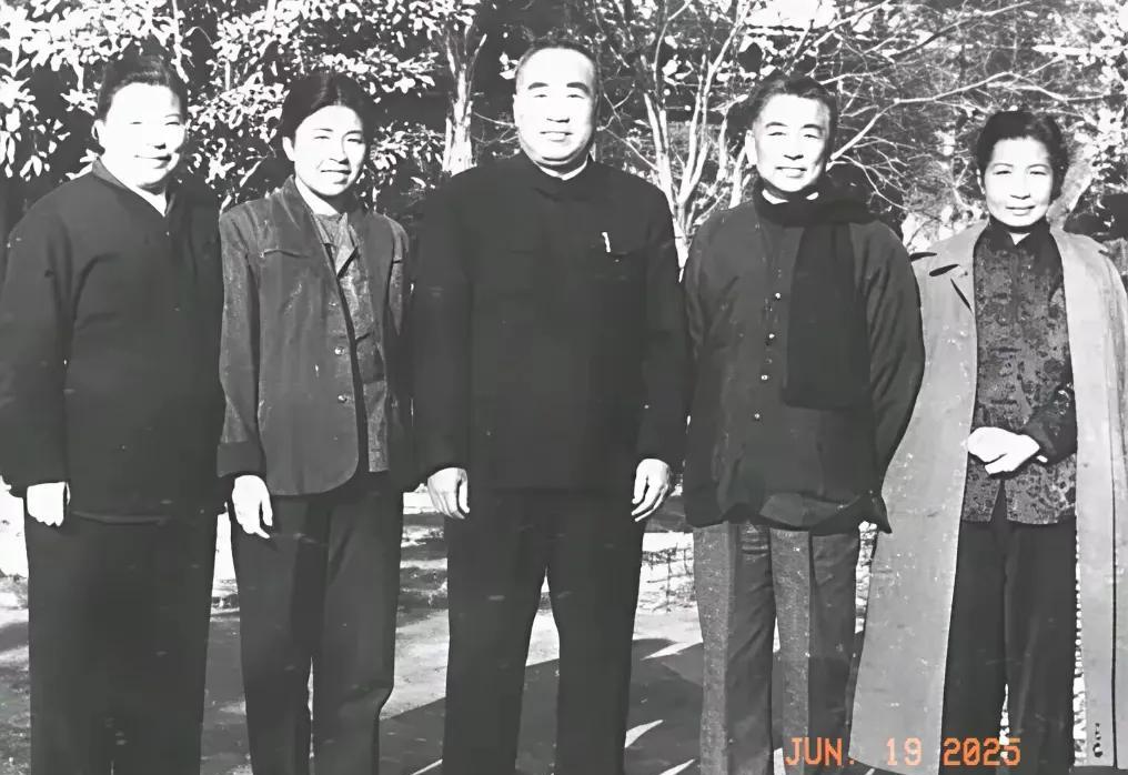 珍贵的黑白老照片。这是一张康克清，陶斯亮，朱德，陶铸，曾志在一起时，留下这张珍