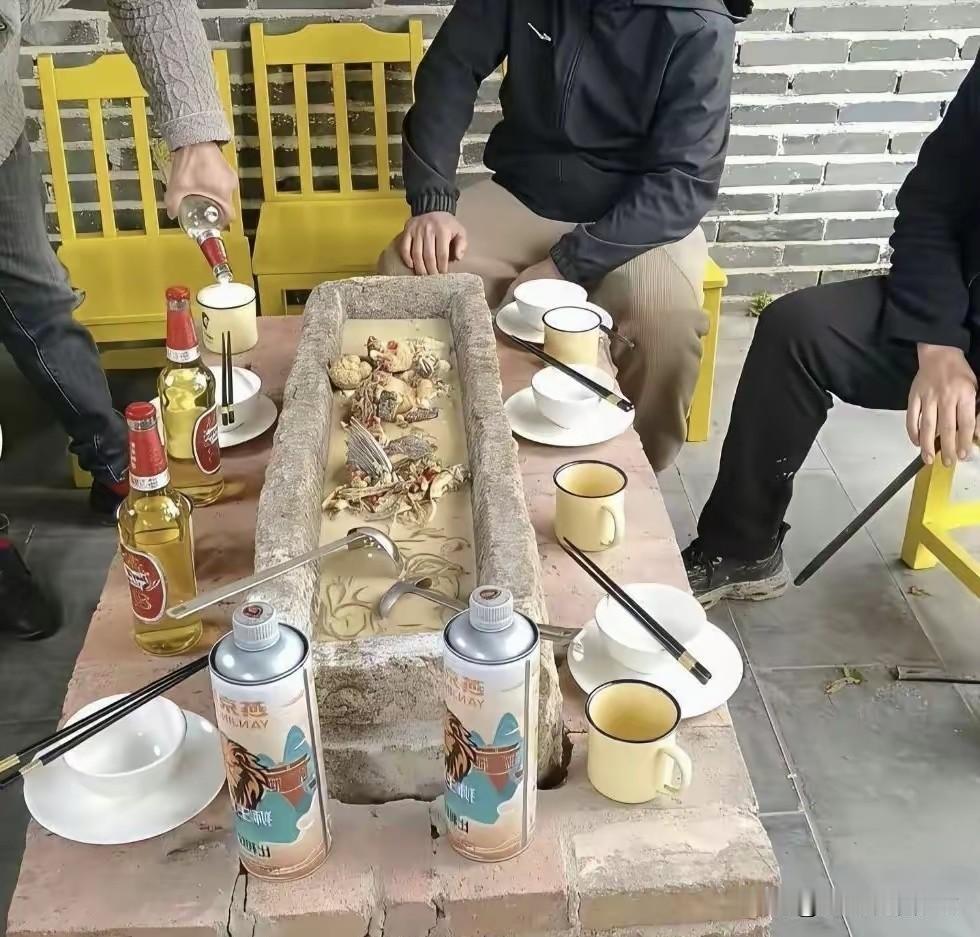 这是哪家饭店想出的奇思妙想，貌似生意很不错我是既看不懂，也不想懂不知这是