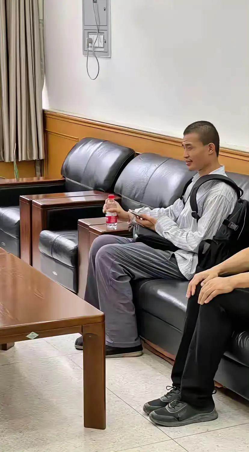 当今社会，能做到淡泊名利，两袖清风。视金钱如粪土的也只有韦东奕一人。