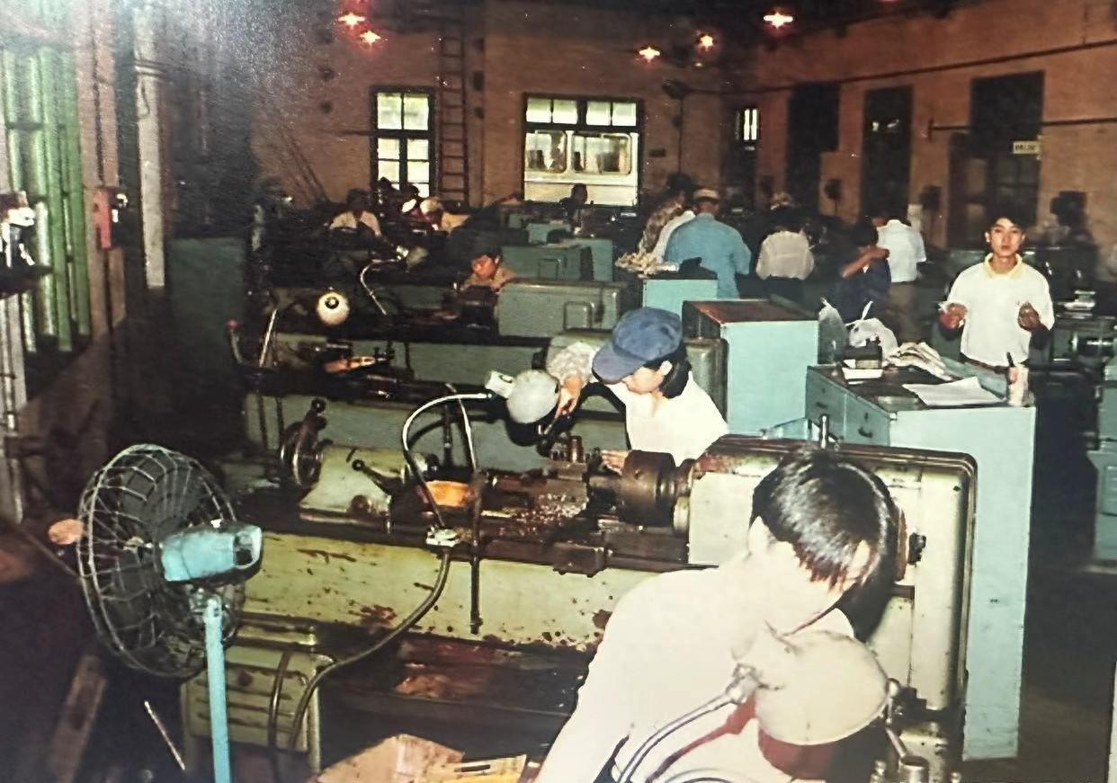 1982年桂林发生了两件跟枪有关的事。一件是深山军工厂仿制波兰微冲，验收时套筒直