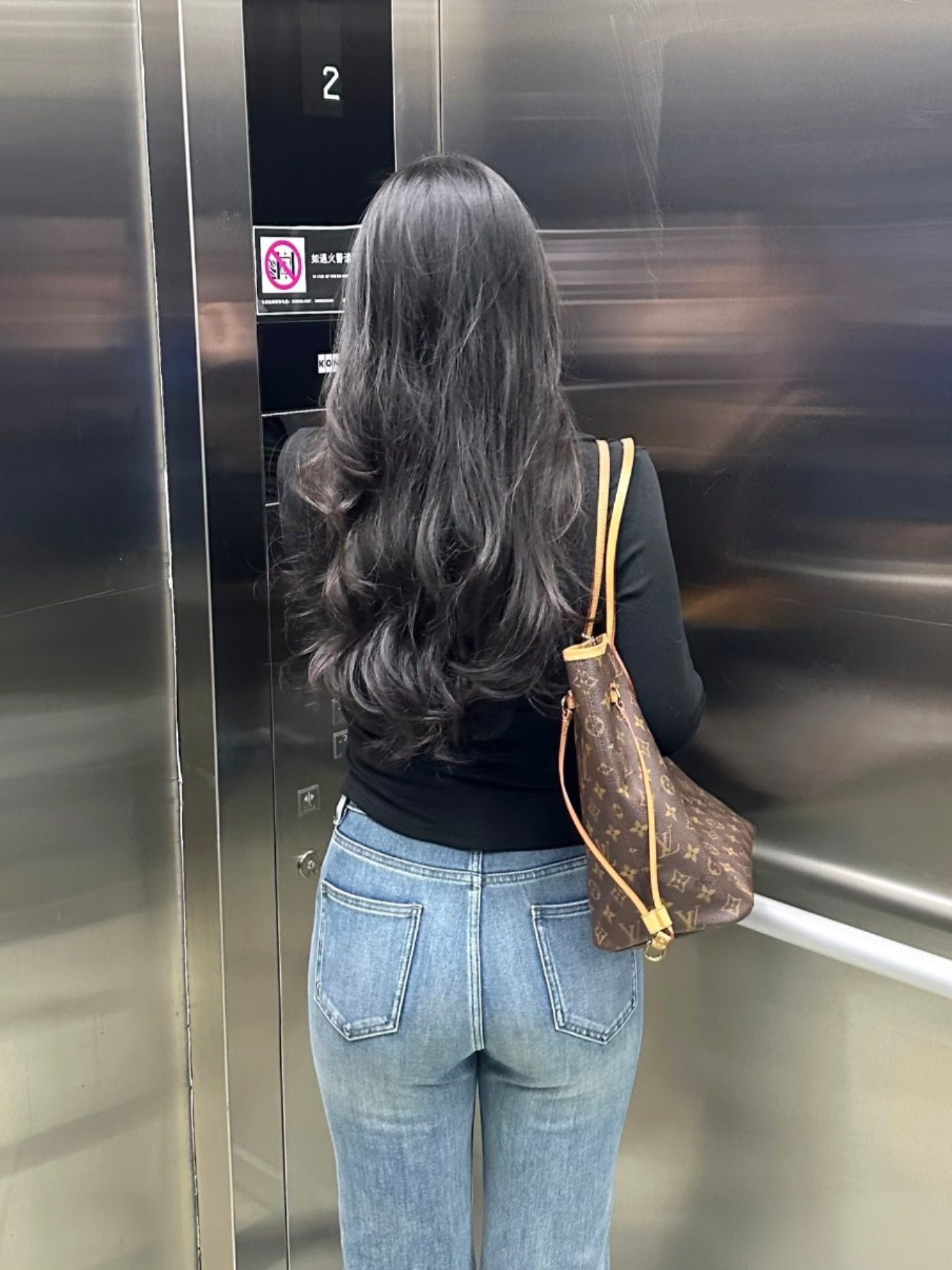 镜中人影动，楼外月华明。，怎么拍出漂亮照片，模特怎么穿搭拍摄效果好，有...