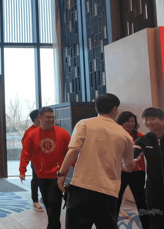 不得不说，孙颖莎真的是社交悍匪。乒协马副主席在前面走着，孙颖莎喊了句，龙哥。