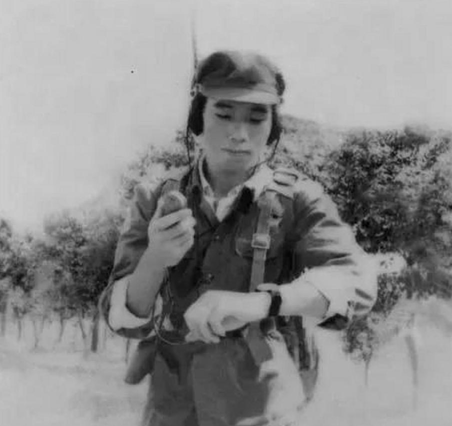 1984年，见习参谋黄登平在站岗时，突然发现大雾中好像有人影在活动，他悄摸过去，