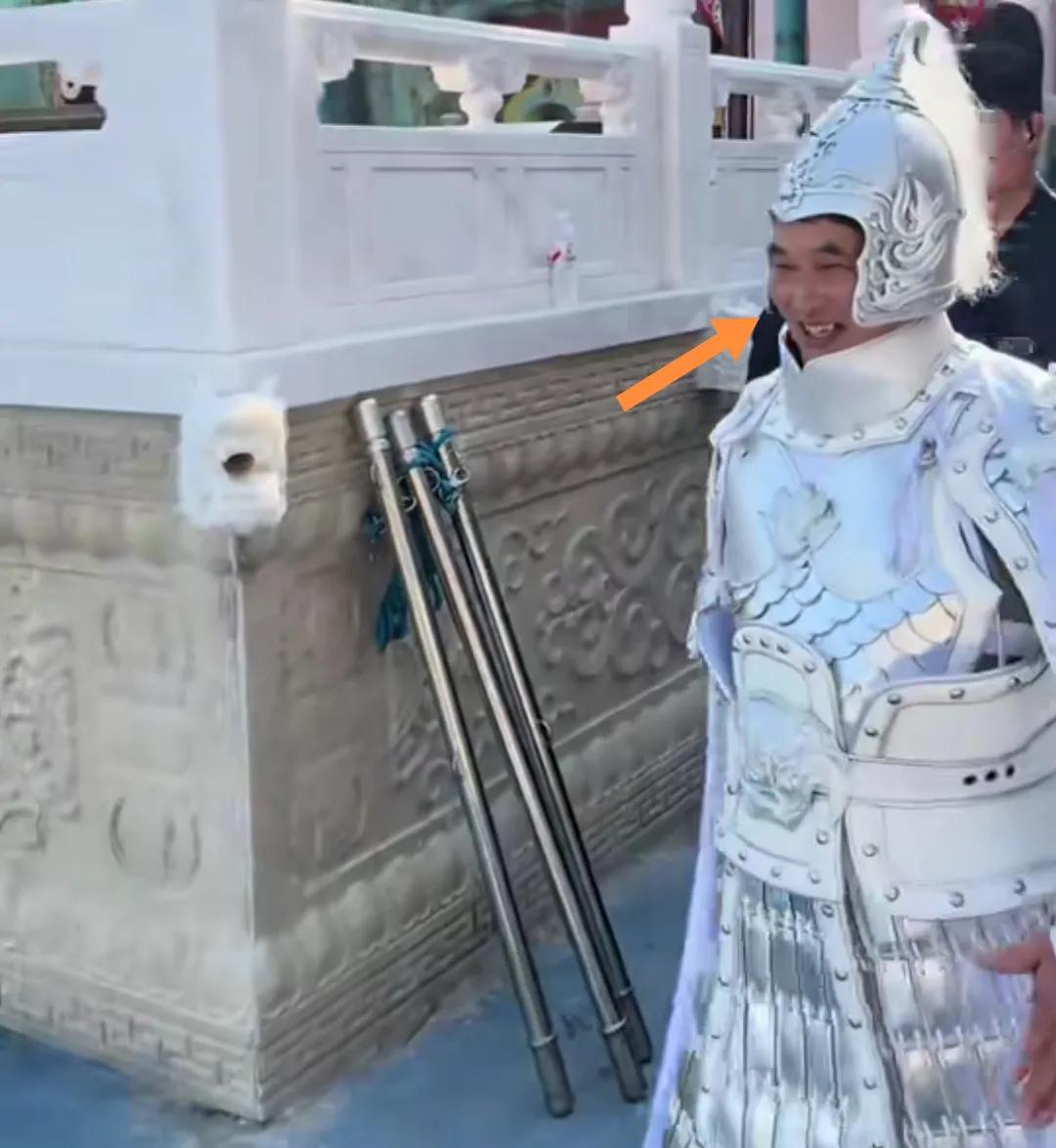 朱之文满脸笑容穿上银盔甲参加活动。