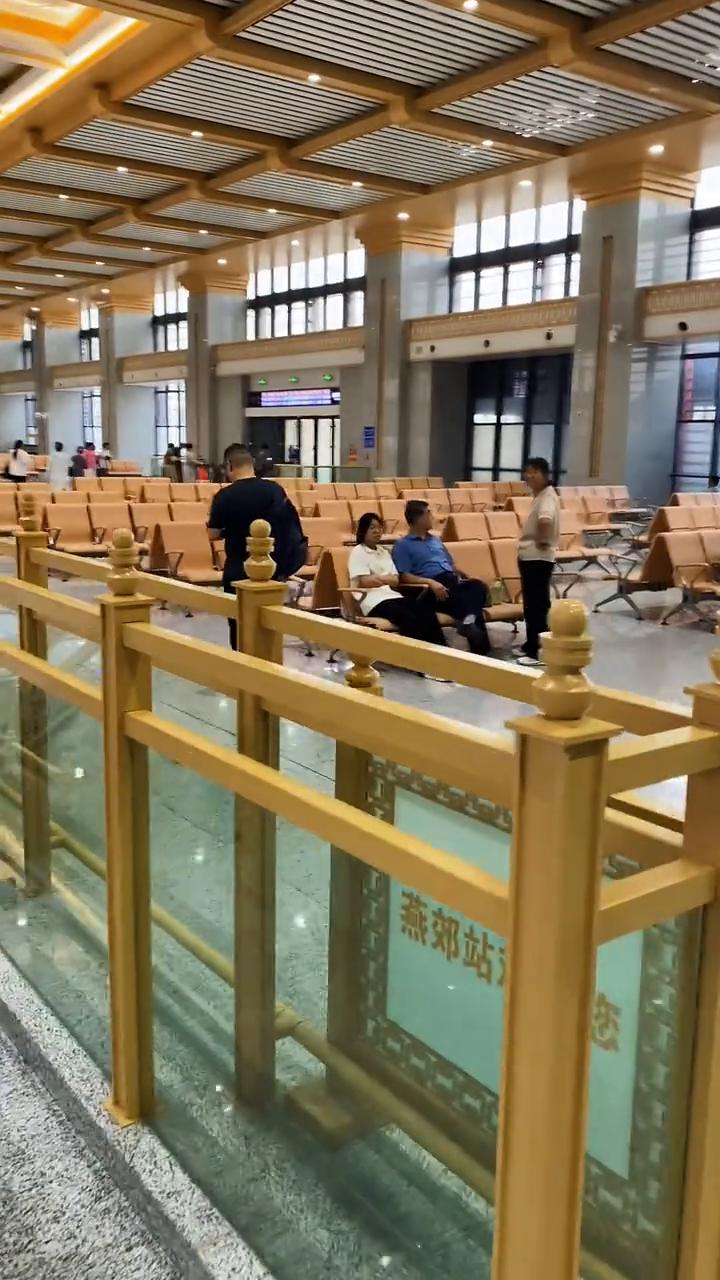 跨省第一班牛马专列：燕郊→北京，D6676次。由睡城发往北京清晨的第一趟牛马专