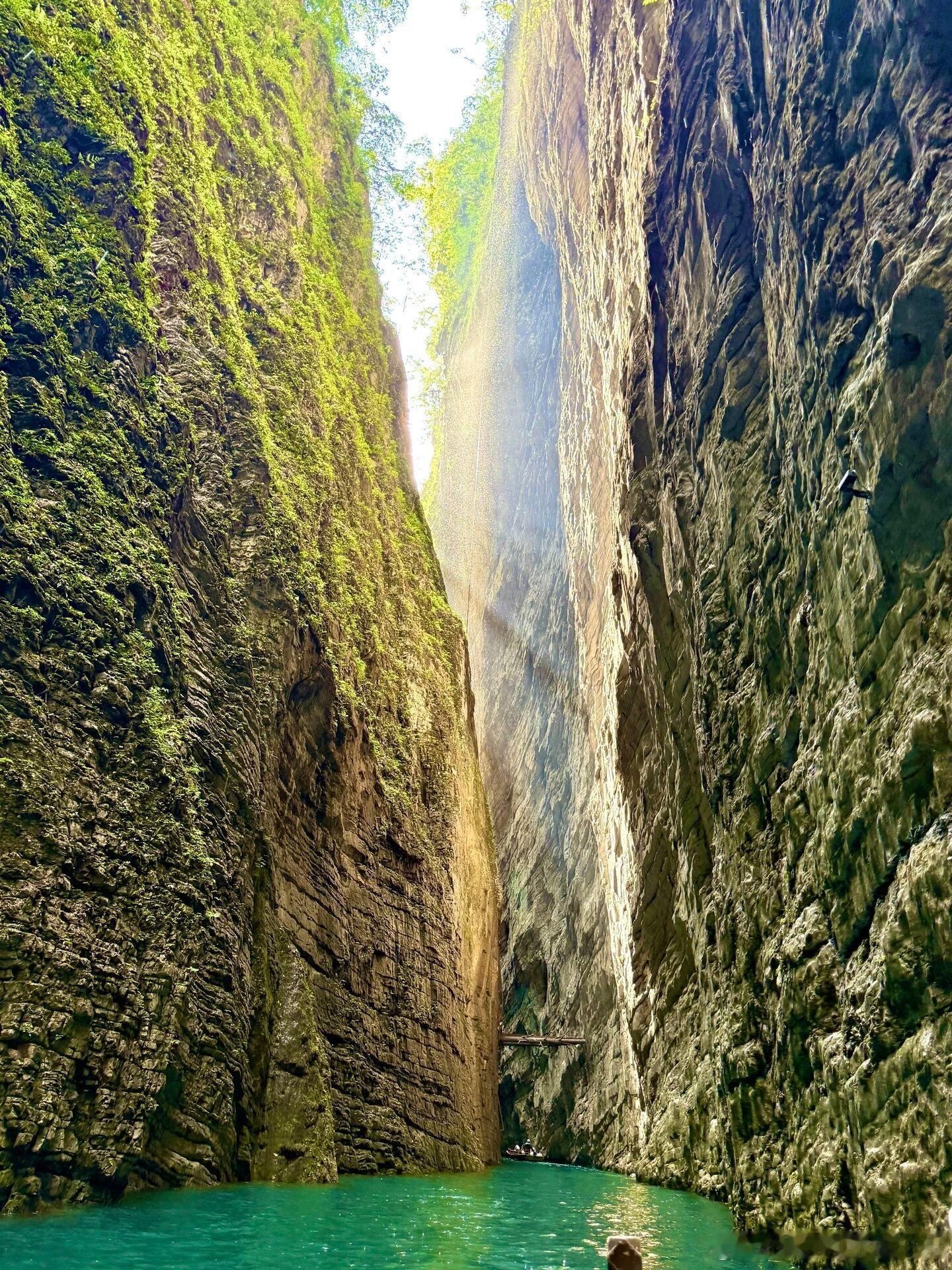 不用出国，湖北恩施藏着世界级秘境！屏山峡谷的水清澈到见底，碧绿如翡翠，窄峡绝壁夹