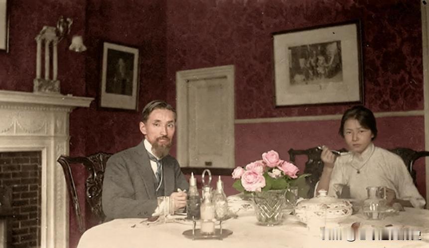 这张拍摄于1920年的伦敦旧照，定格了16岁的林徽因与父亲林长民在寓所共进西餐的