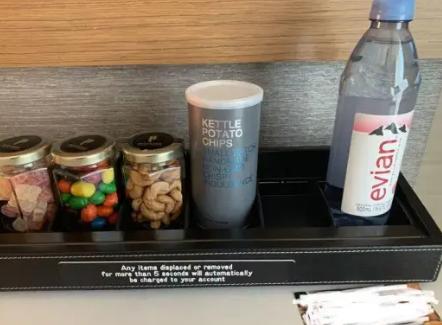 “离大谱了！”一女子一家三口去旅游，入住某中高档酒店，进入房间后，她看迷你吧台摆