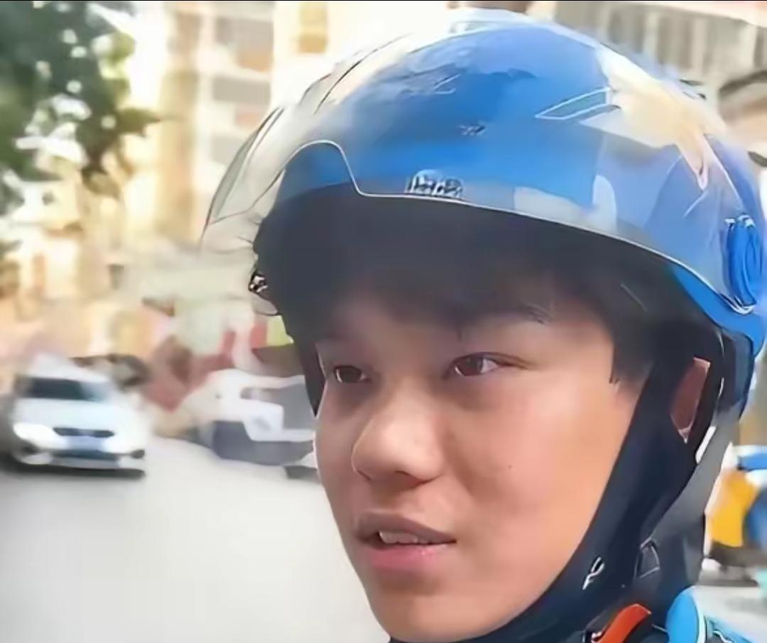 38度的阜阳街头，刚送完第17单的张宇豪手机震了下，年级主任发来消息：“孩子，你