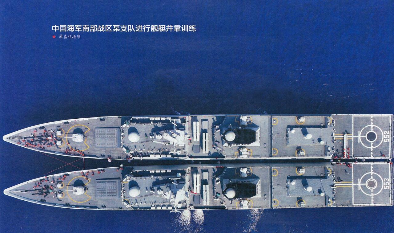 海军054A型护卫舰552、553号进行并靠训练。图片来源见水印。