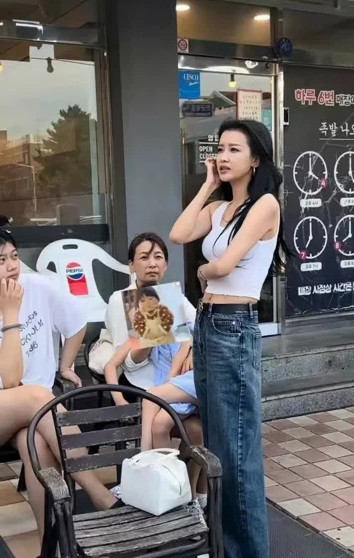 孙怡这肚子也太真实了吧！不愧是生过孩子的，那肚子上的肉肉松松软软的，一看就带着妈