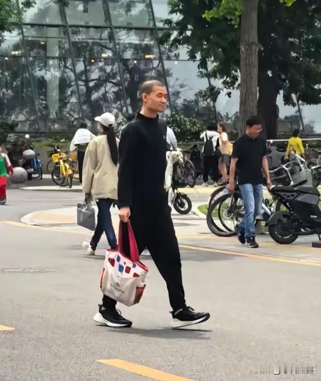想不到，34岁韦神这么年轻就秃了，之前头发多么茂密啊！才三十多岁的年纪，看
