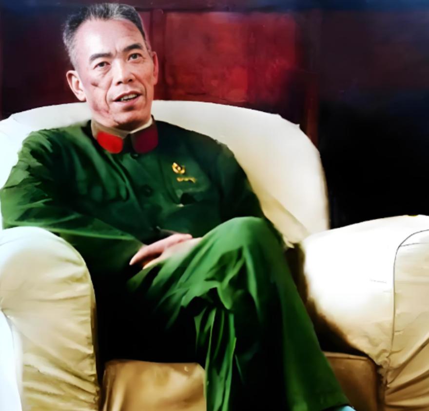 1981年，68岁的梁兴初坐在木椅上，死死盯着平反文件上“恢复大军区正职待遇”几