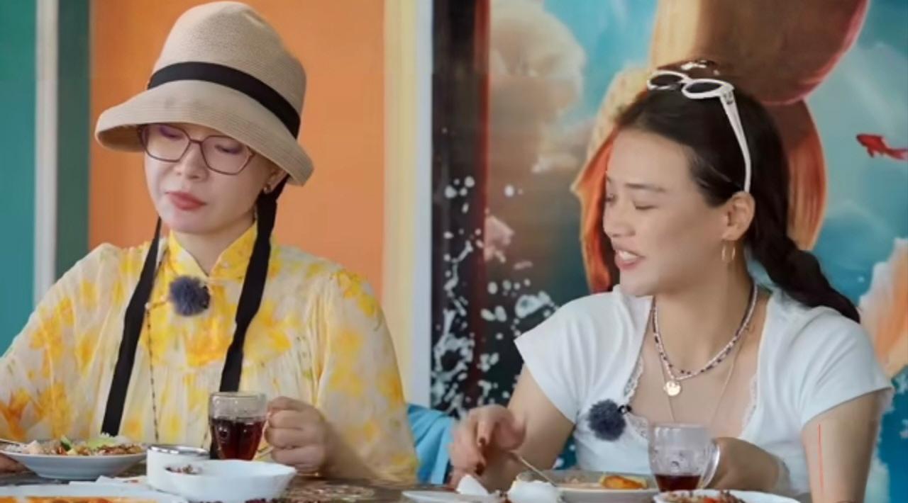 @张晚意晚意在综艺里的风趣是那种“润物细无声”的自然，聊天下棋时的轻松玩笑、接