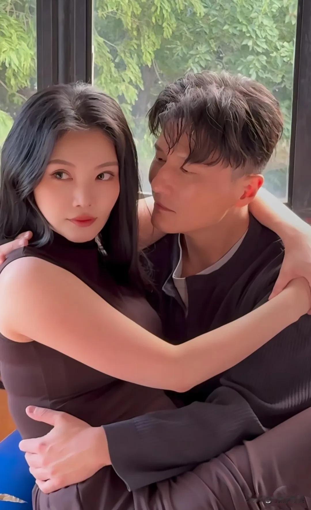 [呲牙笑][呲牙笑][呲牙笑]徐冬冬晒与尹子维分开两天后，尹子维看她的眼神简直绝了，