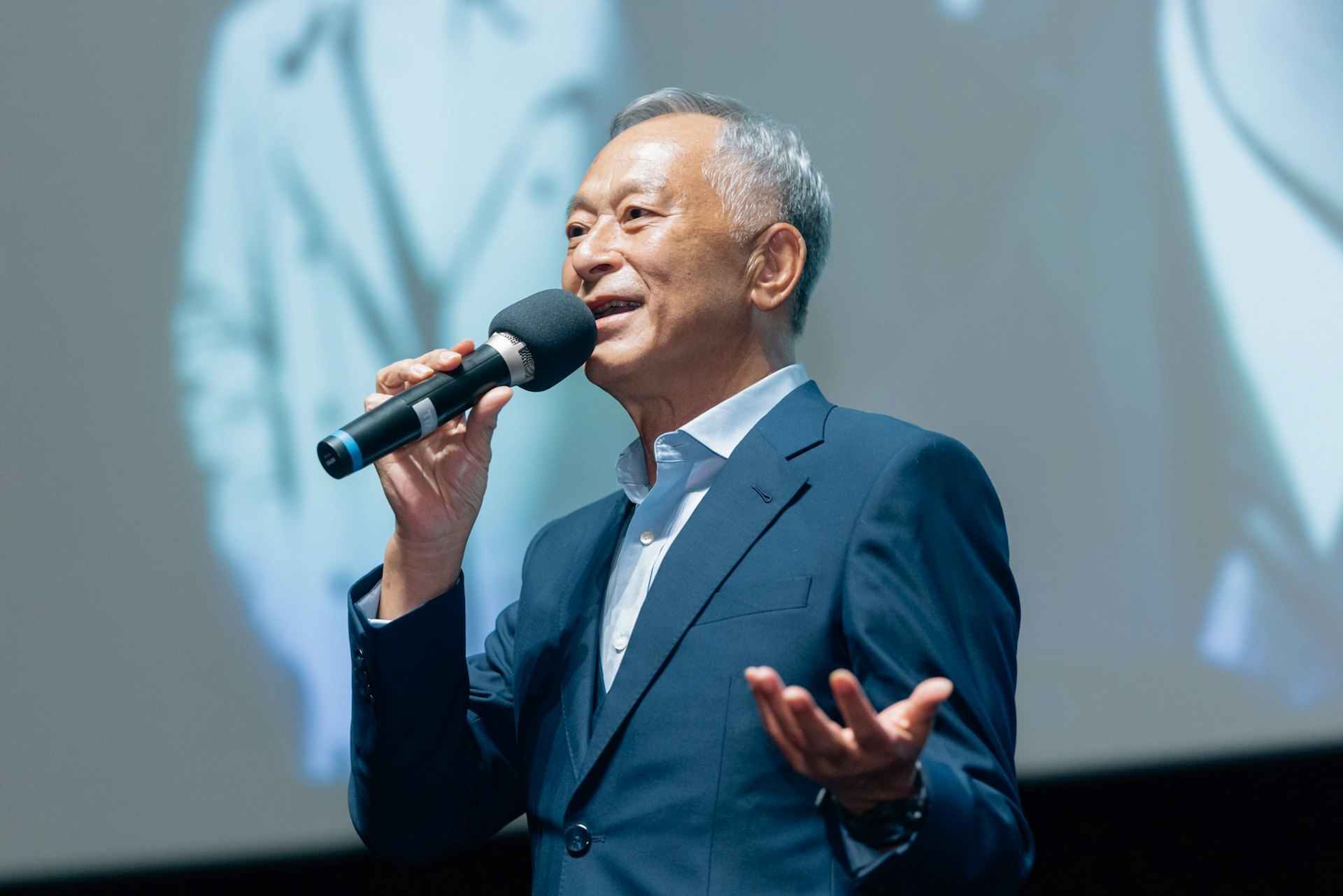 杜琪峰出席《枪火》放映活动，分享了当年如何在仅获250万资金、19天内完成这部经