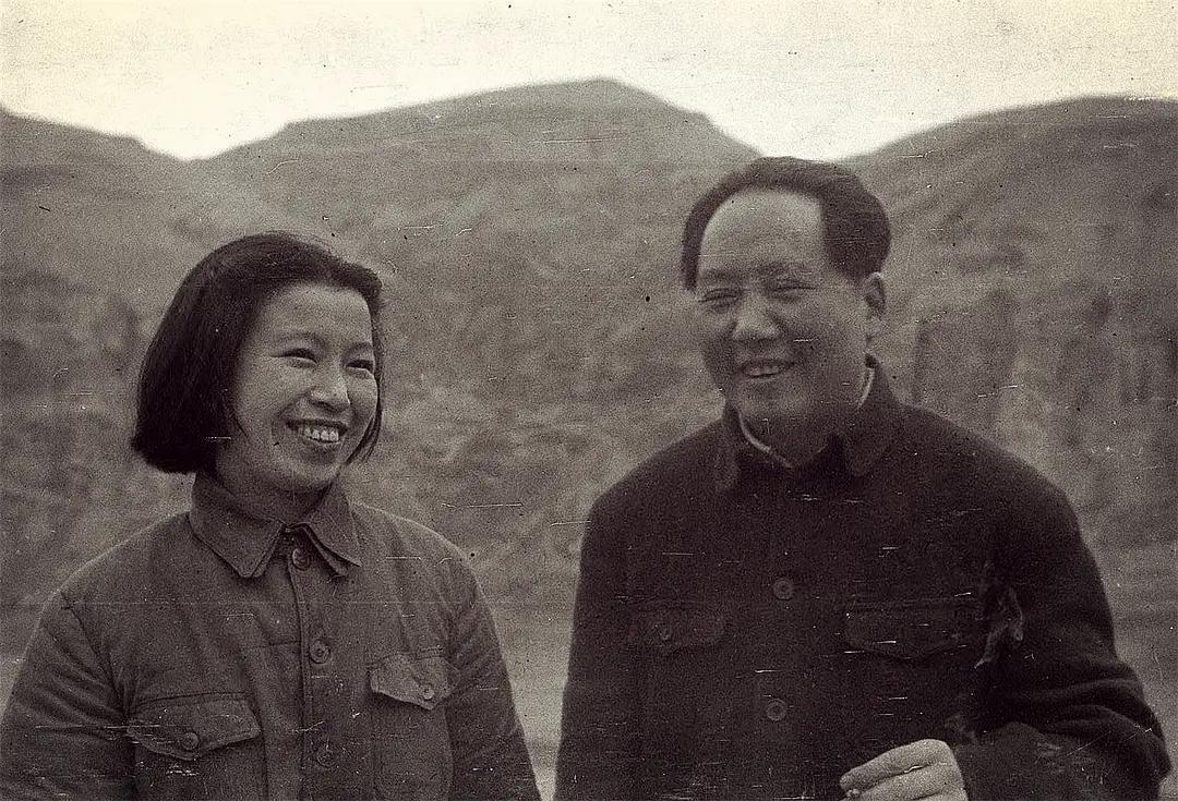 照片拍摄于1944年的延安。