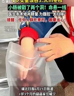 太惊险了！湖北咸宁，一女童趁着妈妈做饭时，偷偷将柜子上的红枣拿下来吃，第