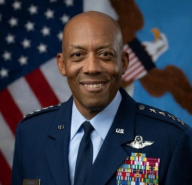 美国空军上将布朗在接受美国有线电视采访时表示：过去是美苏对峙，现在是美中对峙，而